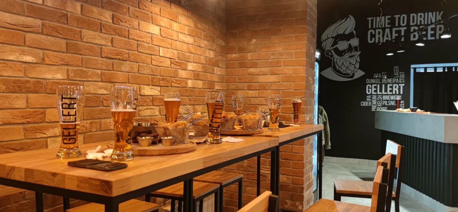 Gellert bar: индустриальный стиль в интерьере с плиткой под кирпич ручной формовки