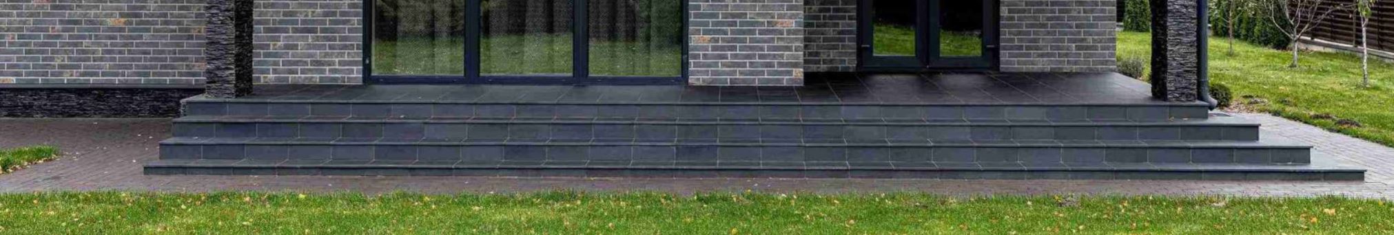 Серый клинкер: ступени и плитка для современного экстерьера