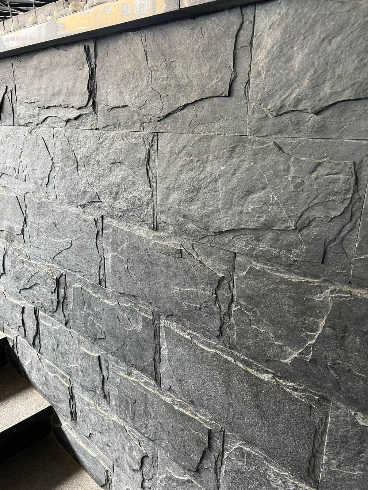 Плитка цокольная и фасадная черный сланец, натуральный камень 400х200х10/20 мм