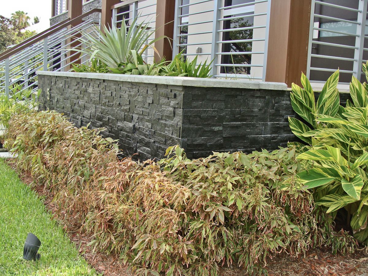 Кварцит Черный 350*180*10\12 мм, натуральный камень для фасада и интерьера BD