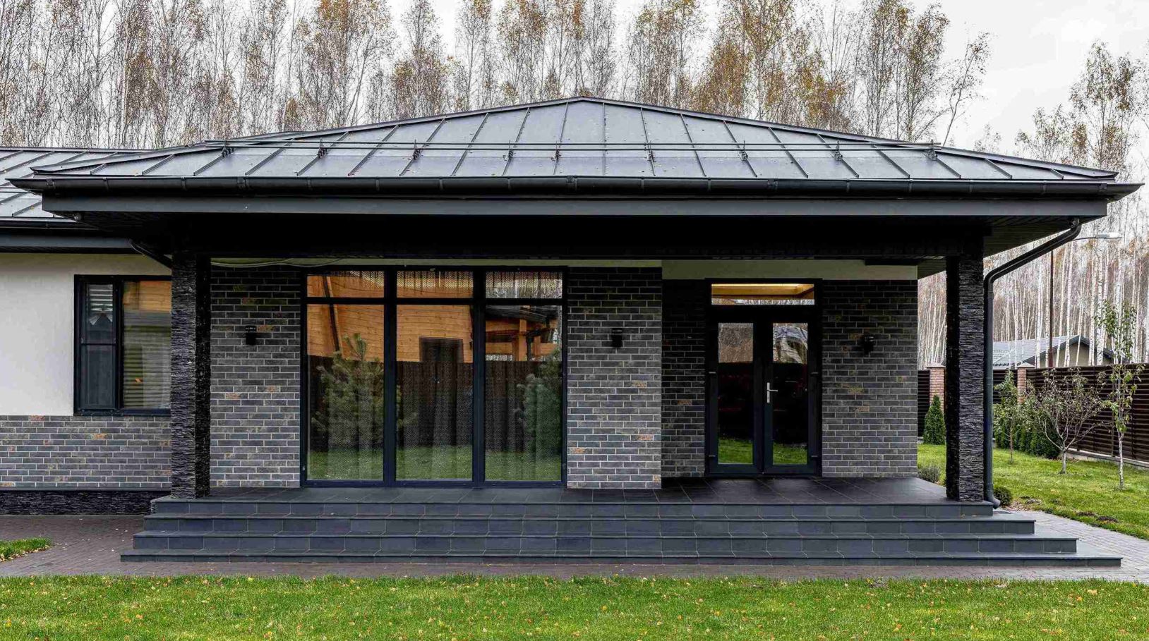 Фасад в серых тонах: современный минимализм