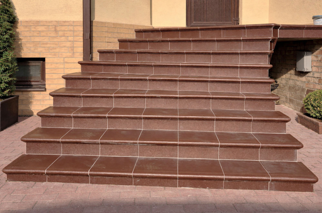 лестница с флорентийским ступеньками, капиносом, закругленные лестница с флорентийским ступеньками, капиносом, закругленные