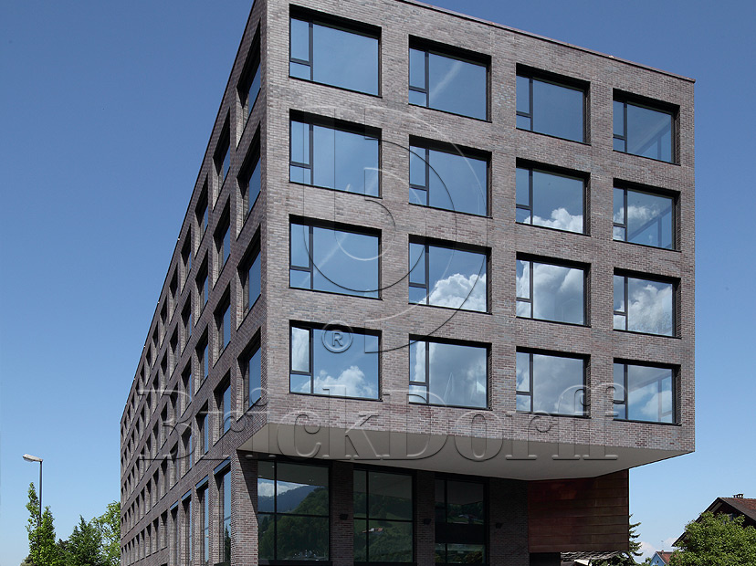 Клинкерная фасадная плитка облицовочная под кирпич Stroeher (Штроер) Keraprotect Chromatic 336 metallic black гладкая NF11, 240*71*11 мм