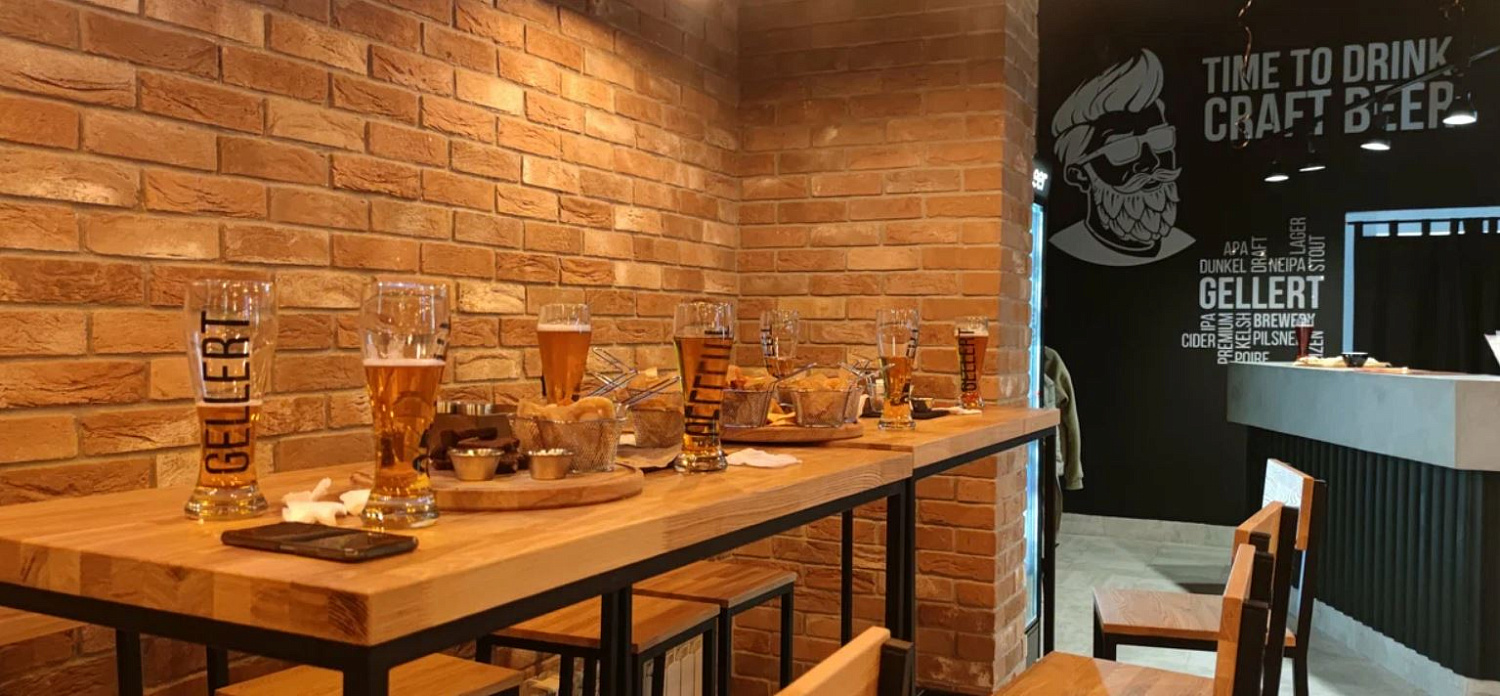 Gellert bar: индустриальный стиль в интерьере с плиткой под кирпич ручной формовки