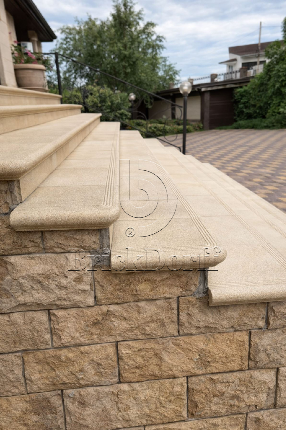 302 Ступень Флорентинер фронтальная противоскользящая с насечками, бежевая 330*310*17 мм