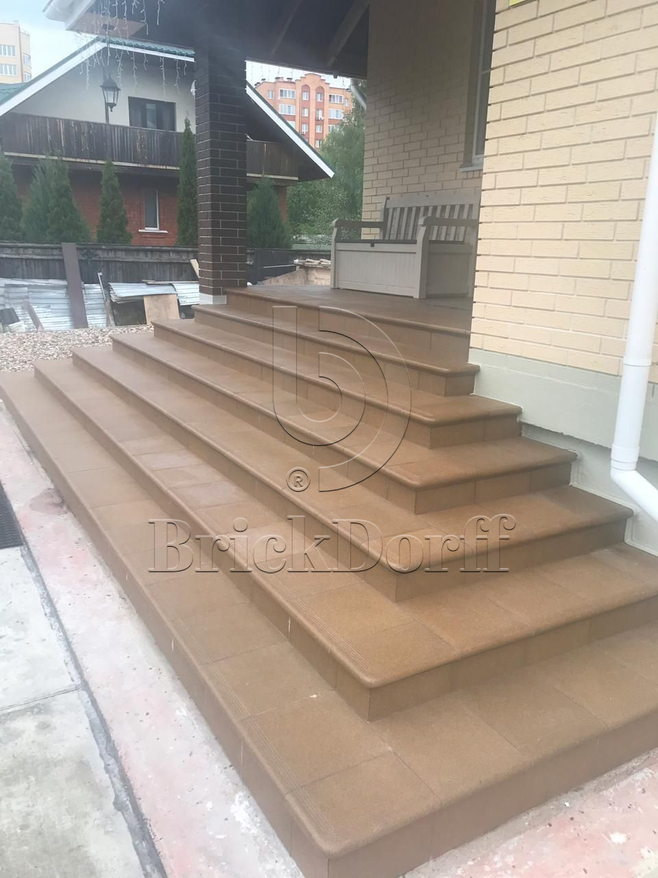 607 Ступень Флорентинер фронтальная противоскользящая с насечками, песочная 330*310*17 мм