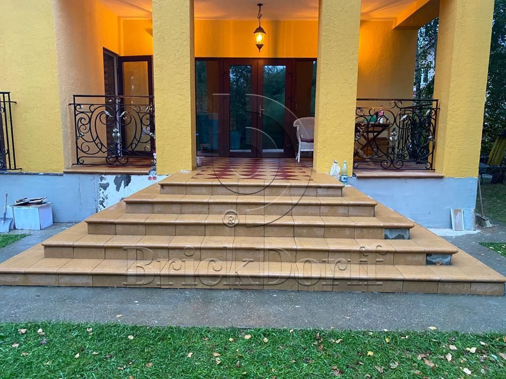 607 Ступень Флорентинер фронтальная противоскользящая с насечками, песочная 330*310*17 мм